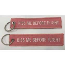 Llavero "Kiss me before flight" rosa ambas caras bordado